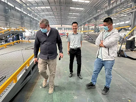 Los clientes daneses visitan la fábrica para explorar nuevas oportunidades de cooperación