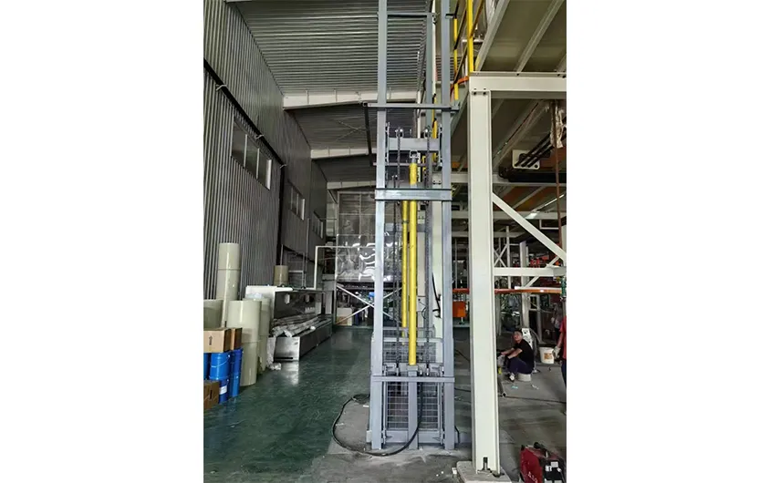Tianjin Planned Staircase Freight Elevator instalado